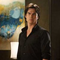 Йен Сомерхолдер Йен, появившейся на свет в 1978 году в Луизианне, с ранних лет был занят работой. Уже в 10 лет он попал в модельный бизнес, позднее объездил пол мира и участвовал в самых известных показах моды.  В 17 лет после завершения контракта он подался в киноиндустрию. Он снимался у Вуди Аллена, а также в известном сериале «Остаться в живых». Дэймон Сальваторе принес ему любовь фанатов, в частности женщин.  Сейчас актер состоит в браке с Никки Рид, прославившейся участием в другой вампирской саге «Сумерки». Он женился на ней в 2015 году, а через 2 года у них родилась дочь.